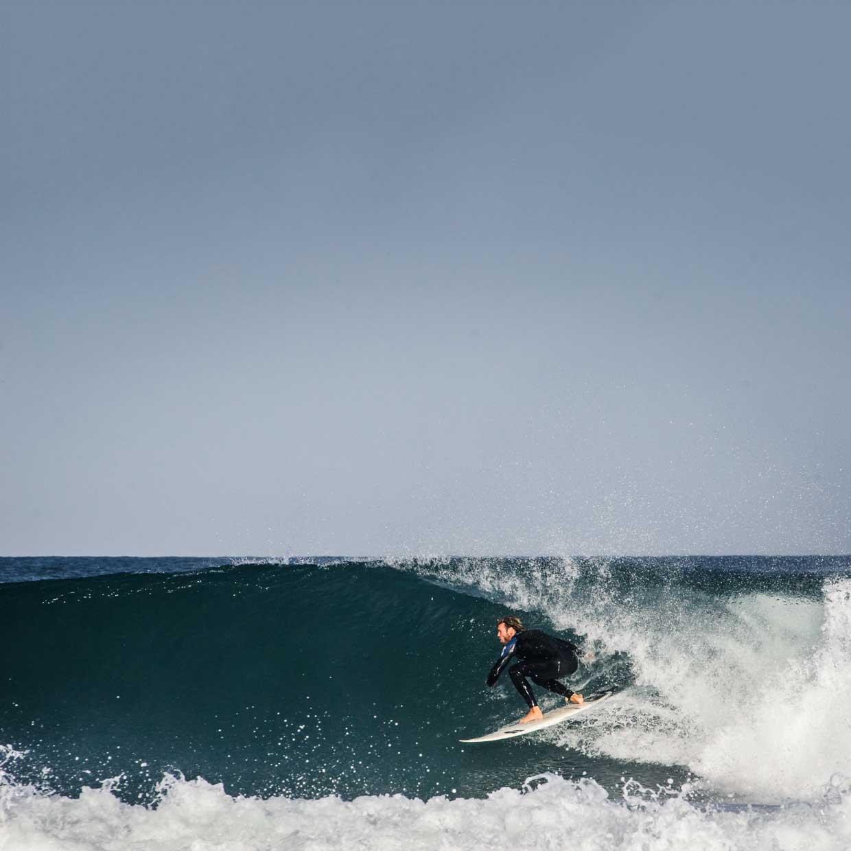 Surfer in der Barrel in Südfrankreich