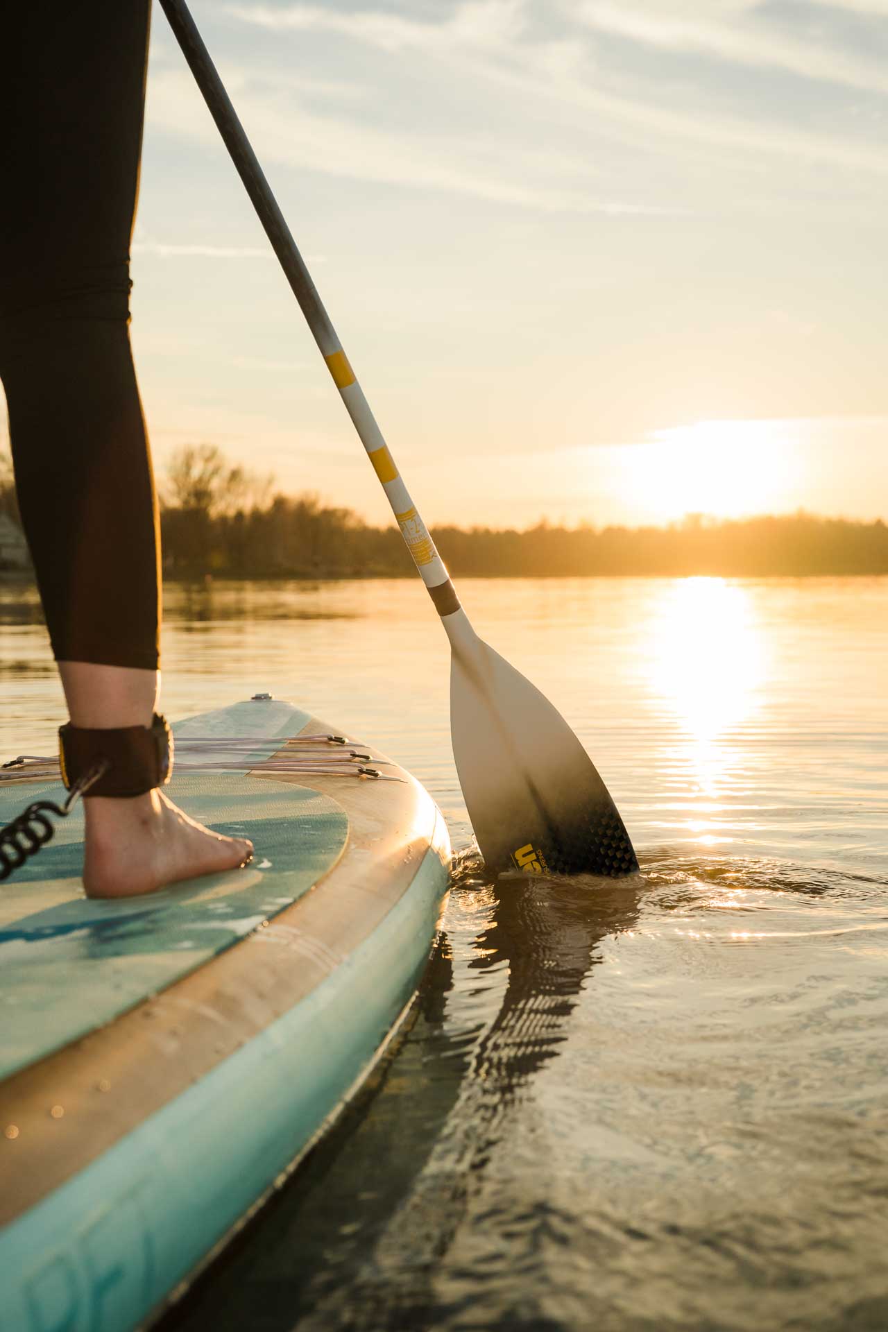 SUP (Stand Up Paddling) in Bayern beim Sonnenuntergang