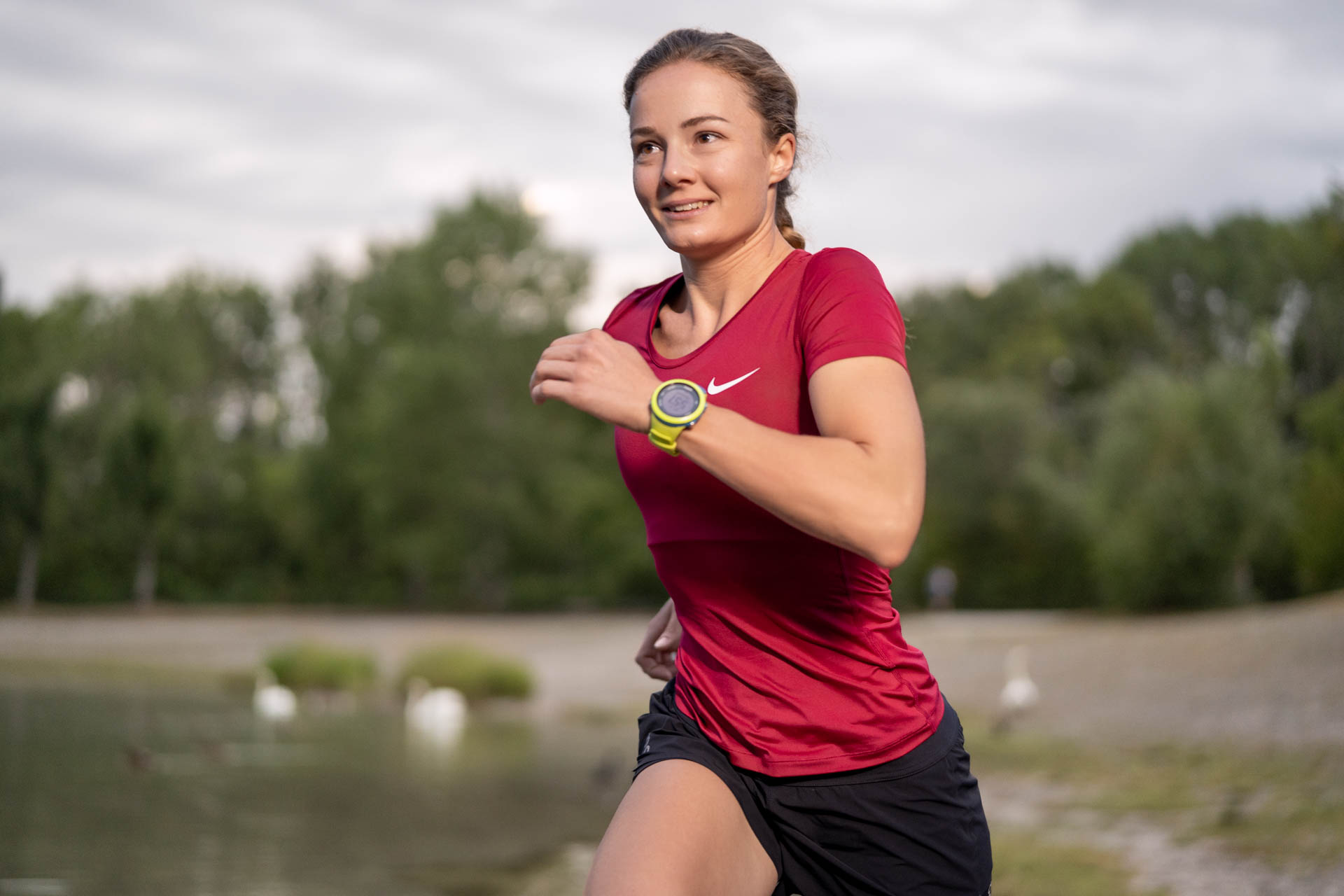 Eine Triathletin beim Laufen am Kuhsee in Augsburg - sie gibt alles, um ihre Ziele zu erreichen.