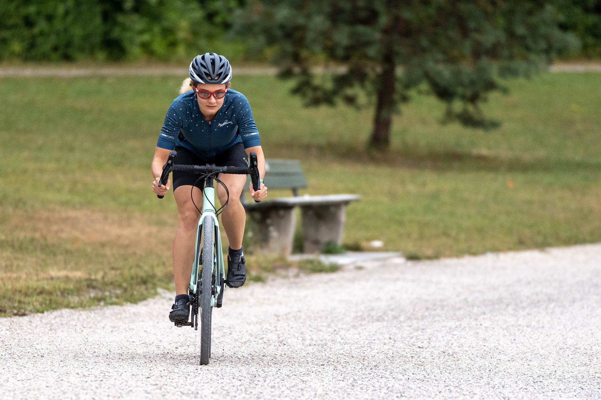 Eine Triathletin beim Fahrradfahren am Kuhsee in Augsburg - sie beweist, dass mit harter Arbeit und Ausdauer alles möglich ist, auch auf zwei Rädern.