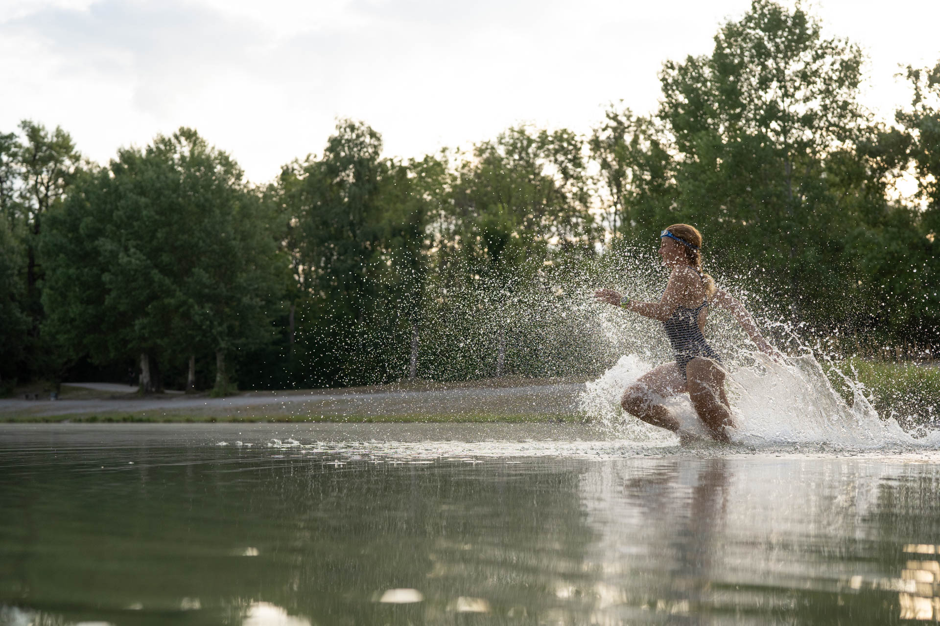 Eine Triathletin beim Schwimmen im Kuhsee in Augsburg - sie inspiriert uns, uns selbst zu überwinden.